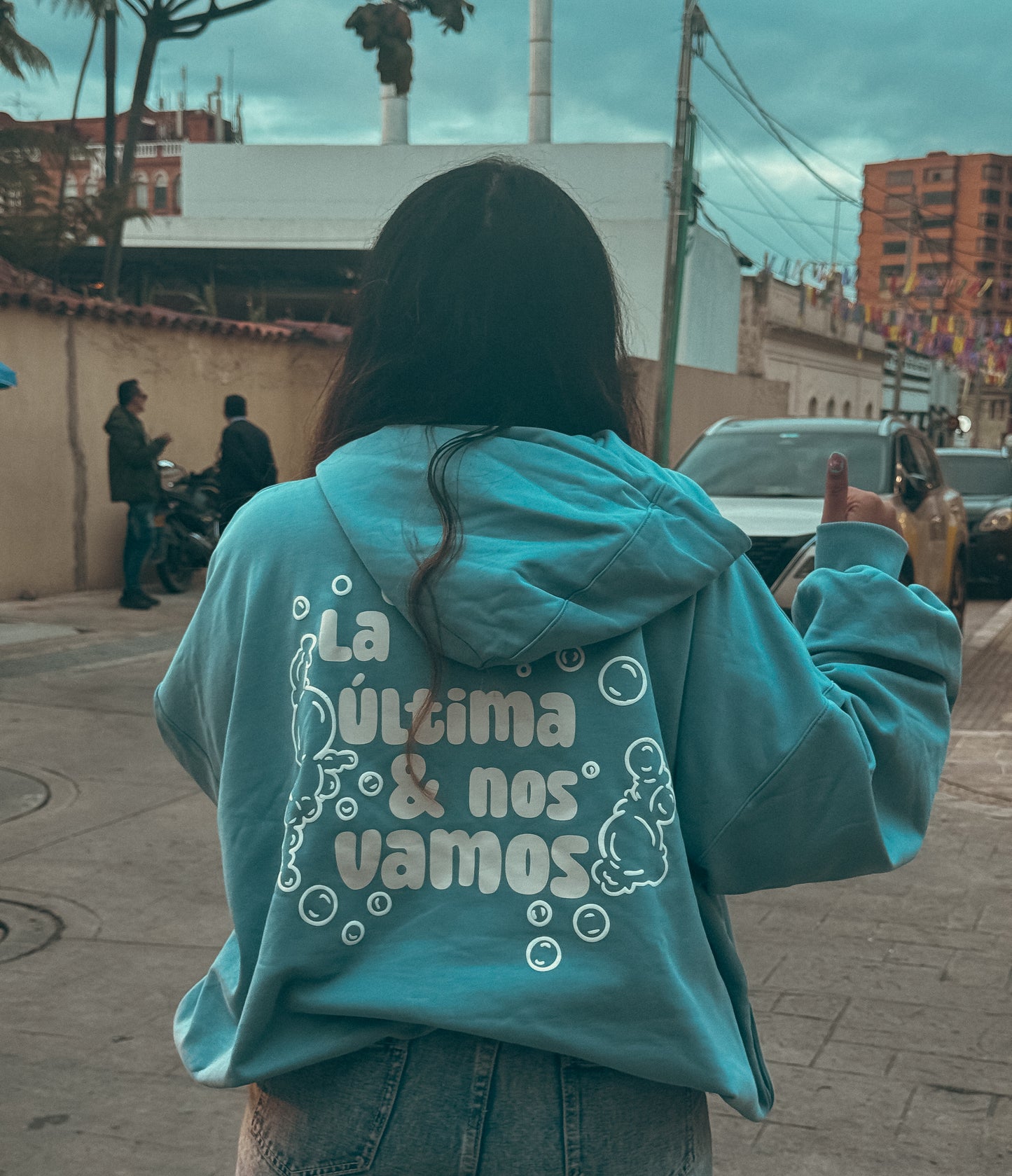 Oversized l La Última & Nos Vamos
